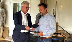 Fräsident Stihl überreicht  alle wichtigen Unterlagen (Foto: Carola Stihl)