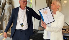 Präsident Stihl überreicht Hanne Lucas die Urkunde zur Ehrenmitgliedschaft (Foto: Carola Stihl)