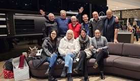 Freundinnen und Freunde glücklich und zufrieden (Foto: Hanne Lucas)