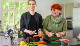 FOTO1: Bürgermeisterin Nicole Maisch und Doro-Thea Chwalek  © Stadt Kassel; Foto: Bernd Schoelzchen